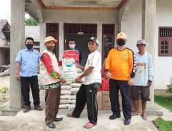 Tagana dan Pordam Lampung Serahkan Bantuan dari Dinsos dan Kwarda Pramuka Lampung untuk Korban Bencana Angin Puting Beliung di Desa Anak Tuha