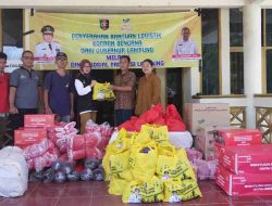 Kabid Linjamsos Dinsos Lampung Yulya Elva Serahkan Bantuan Gubernur Lampung Untuk Korban Banjir di Tulang Bawang