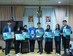 Wakil Rektor III Serahkan Hadiah Pemenang Challenge dan IG Competition Bedah Buku