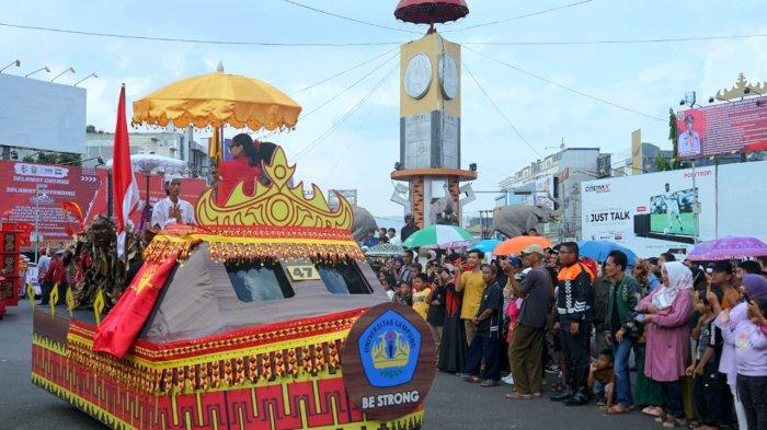Unila Ikut Serta dalam Karnaval Mobil Hias HUT Kota Bandarlampung