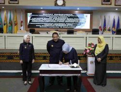 Gubernur Lampung Arinal Djunaidi dan Pimpinan DPRD Tandatangani Raperda Perubahan APBD Provinsi Lampung Tahun Anggaran 2023