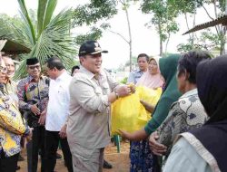 Gubernur Arinal Berikan Bantuan Sosial kepada Masyarakat Desa Berasan Makmur, Kecamatan Tanjung Raya, Mesuji