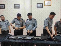 Karutan Abdul Aziz Beserta Ka KPR Rutan Sukadana Lakukan Pengecekan Senjata Api Pastikan Berfungsi Dengan Baik