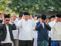 Gubernur Arinal Bersama Keluarga dan Forkopimda Melaksanakan Shalat Idul Fitri 1445 H di Lapangan Korem 043 Garuda Hitam Bandarlampung