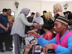 Yansos Jejama Di Gading Rejo Pringsewu, Ketua Umum PKDL Riana Sari Arinal Serahkan Alat Bantu Disabilitas 