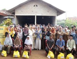 Riana Sari Arinal Berikan Bantuan Kepada Warga Desa Balekencono Kecamatan Batanghari Lampung Timur