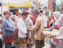 Pj. Gubernur Lampung Samsudin dan Pj. Ketua TP. PKK Provinsi Lampung Terima Gelar Adat Lampung sebagai Pangeran Sejati dan Pangeran Permaisuri
