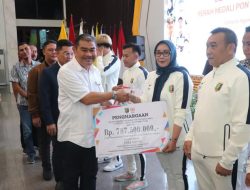 Pj. Gubernur Samsudin Serahkan Penghargaan  Kepada Peraih Medali PON XXI Aceh-Sumut