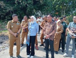 Bupati Pesawaran Dendi Ramadhona Bersama Wakil Ketua Komisi XII DPR RI, Putri Zulkifli Hasan, melakukan kunjungan kerja ke Tempat Pembuangan Akhir (TPA) Pesawaran