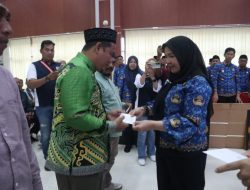 Walikota Bandar Lampung Hj. Eva Dwiana menyerahkan Dana Hibah Bantuan Operasional Mushola