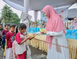 Diguyur Hujan, Aksi Berbagi Takjil TP. PKK dan DWP Provinsi Lampung Tetap Disambut Antusias Warga