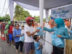 Ramadan Penuh Kepedulian, TP PKK dan DWP Provinsi Lampung Kembali Bagikan Takjil di Depan Mahan Agung