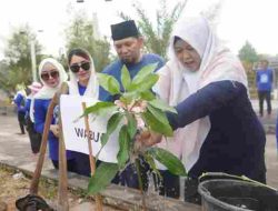Hadiri Gerakan Langit Biru Indonesia Asri, Wabup Pringsewu Tanam Pohon Penghijauan Di Islamic Center